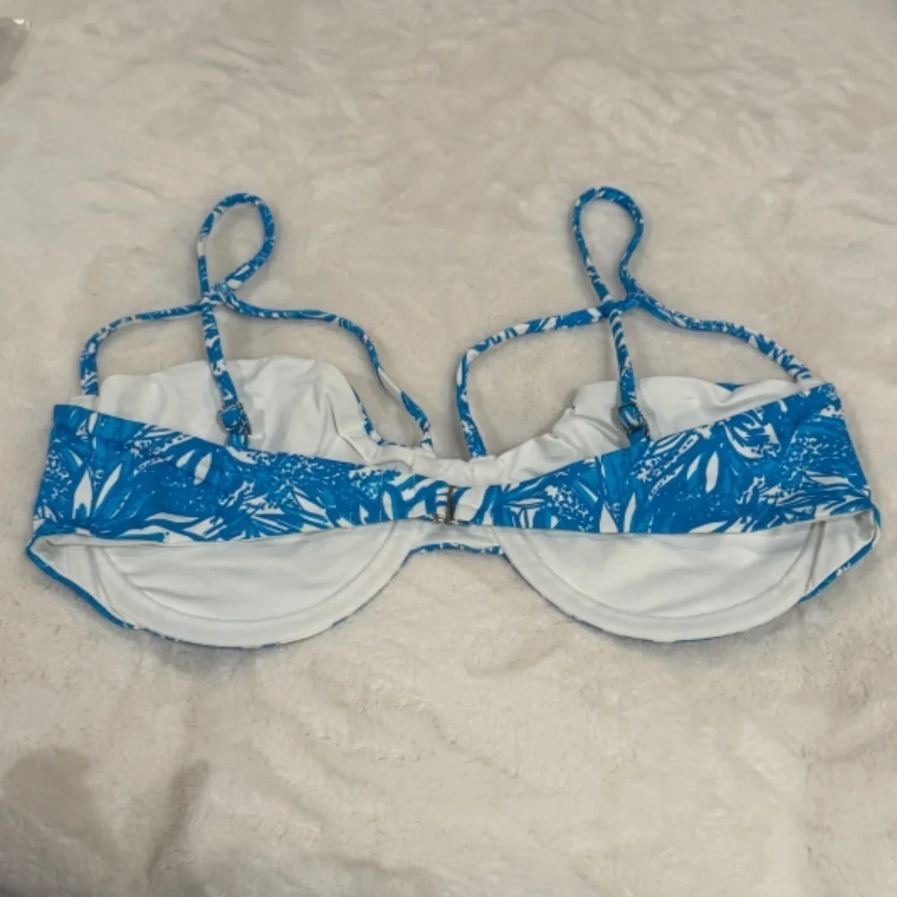 New! Frankie’s Bikinis Hazel Underwire Top in Iris Floral Blue 31546